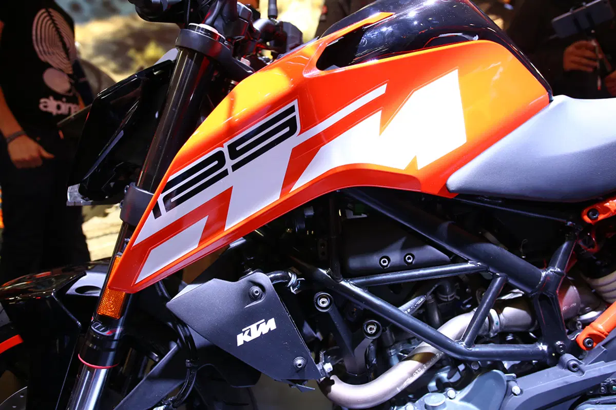 KTM Duke 125 e 250 2017: foto e dati (7)