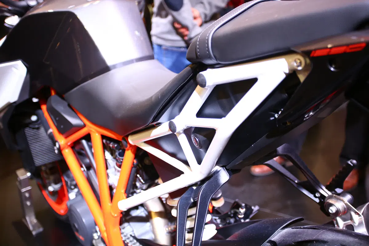 KTM Super Duke 1290 R 2017 ad EICMA 2016: foto e dati (7)