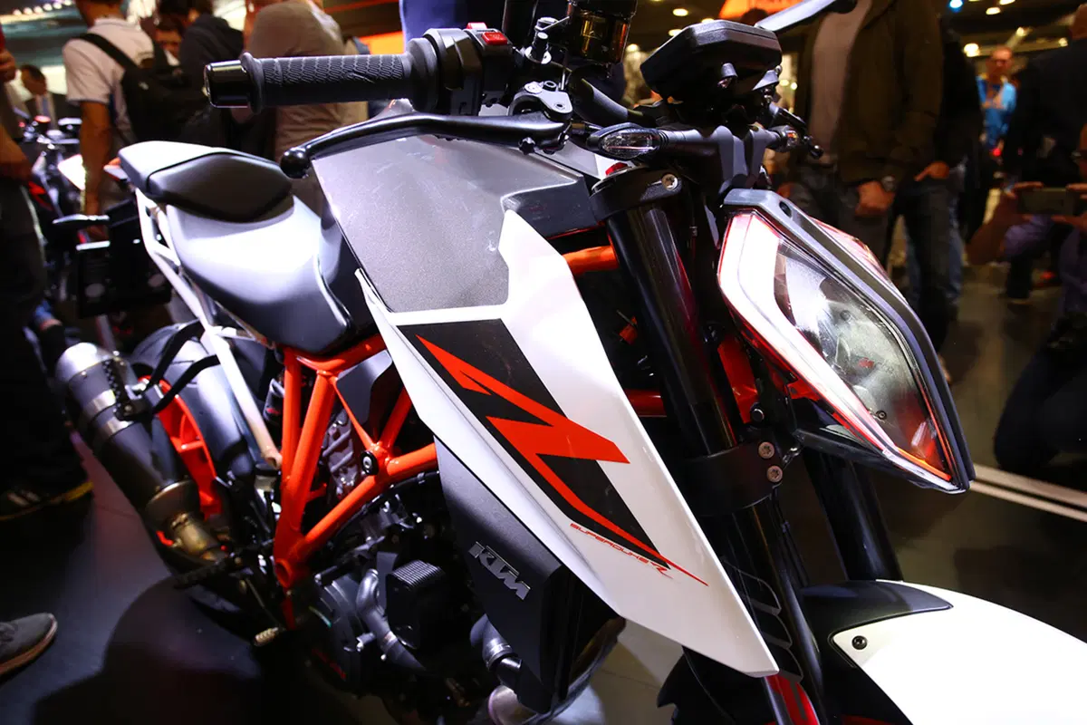 KTM Super Duke 1290 R 2017 ad EICMA 2016: foto e dati (9)