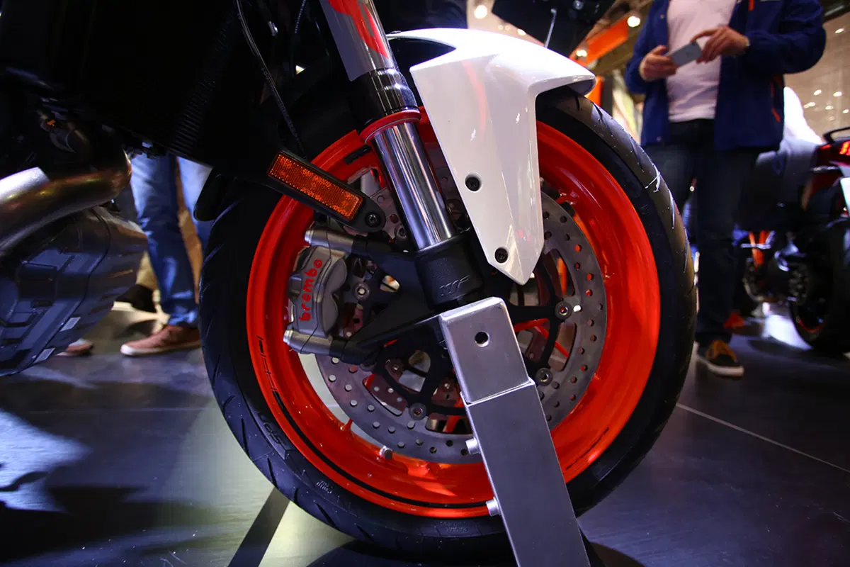 KTM Super Duke 1290 R 2017 ad EICMA 2016: foto e dati (10)