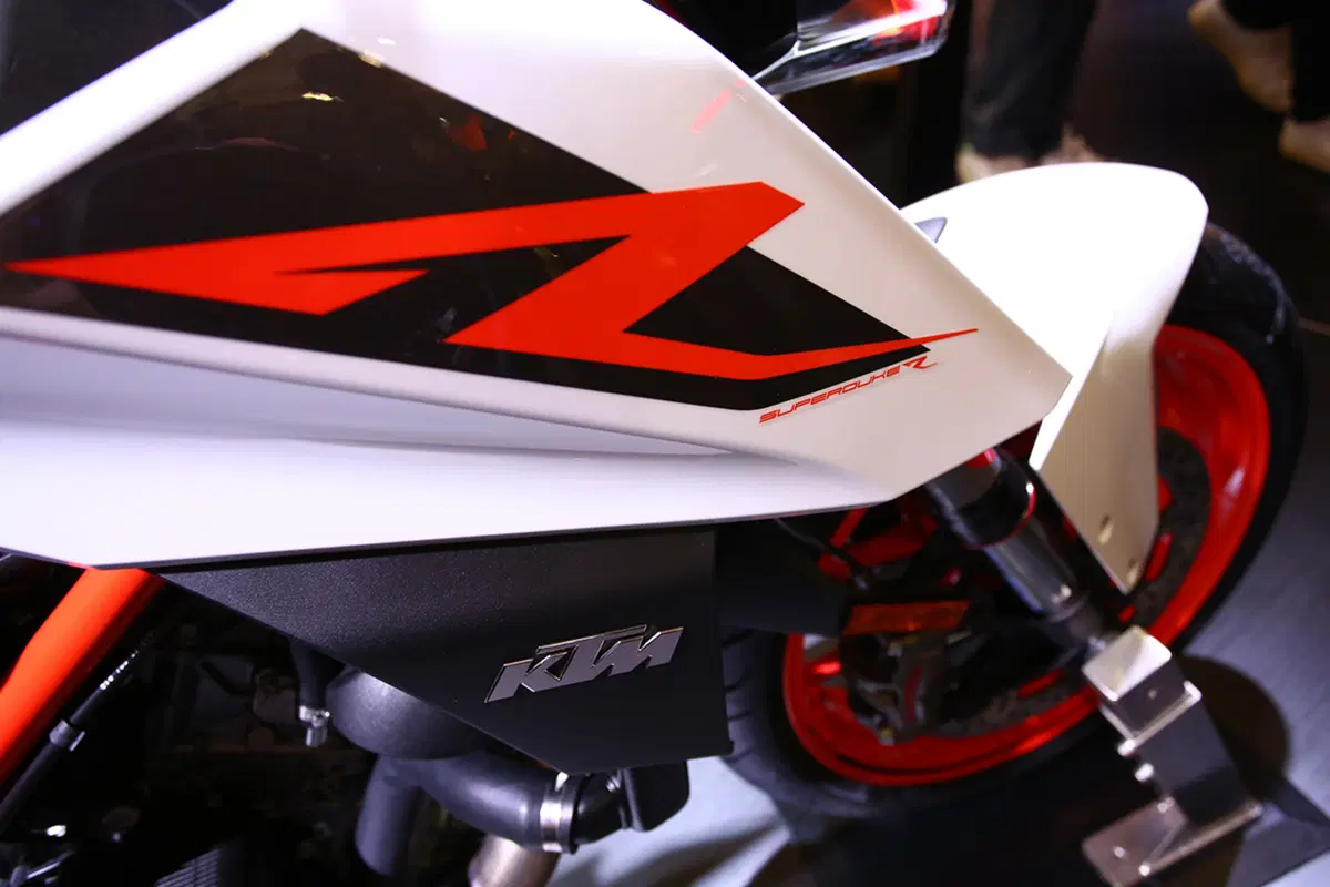 KTM Super Duke 1290 R 2017 ad EICMA 2016: foto e dati (11)