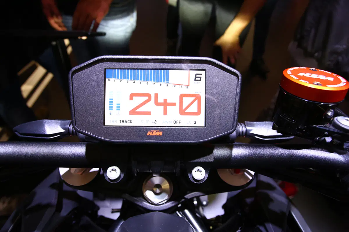 KTM Super Duke 1290 R 2017 ad EICMA 2016: foto e dati (15)