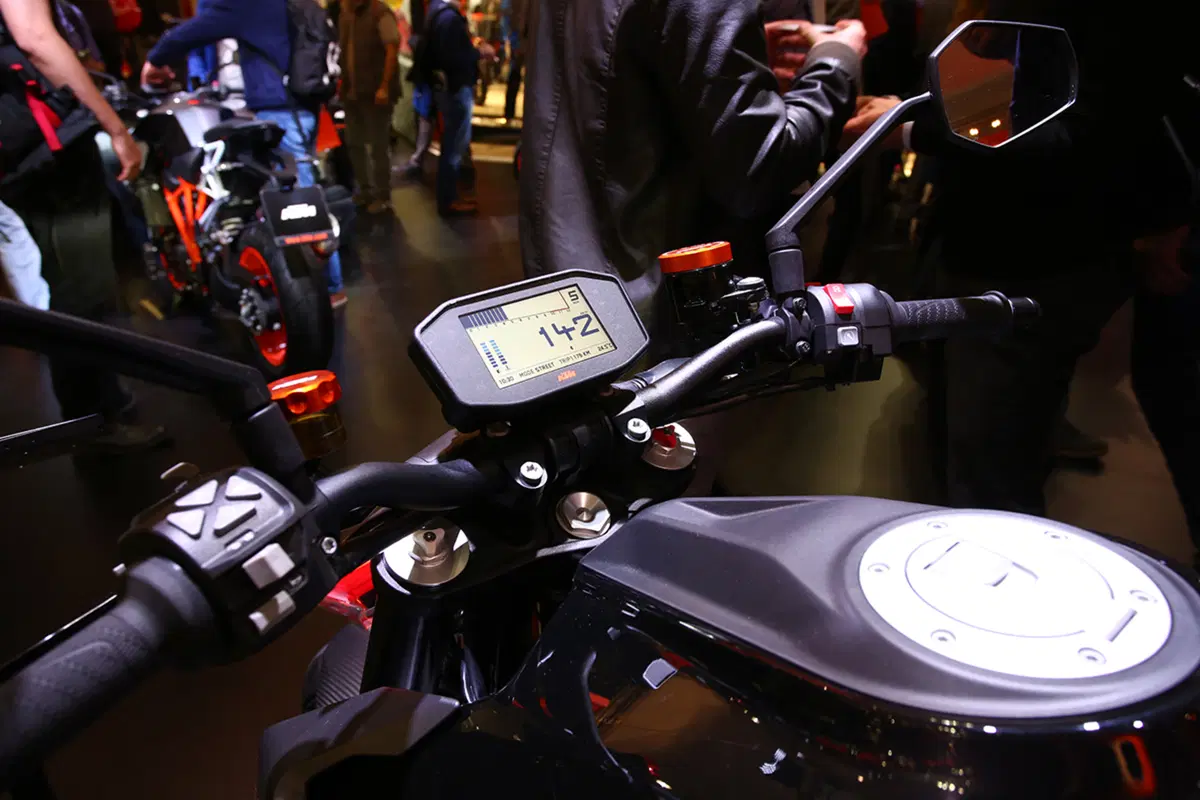 KTM Super Duke 1290 R 2017 ad EICMA 2016: foto e dati (13)