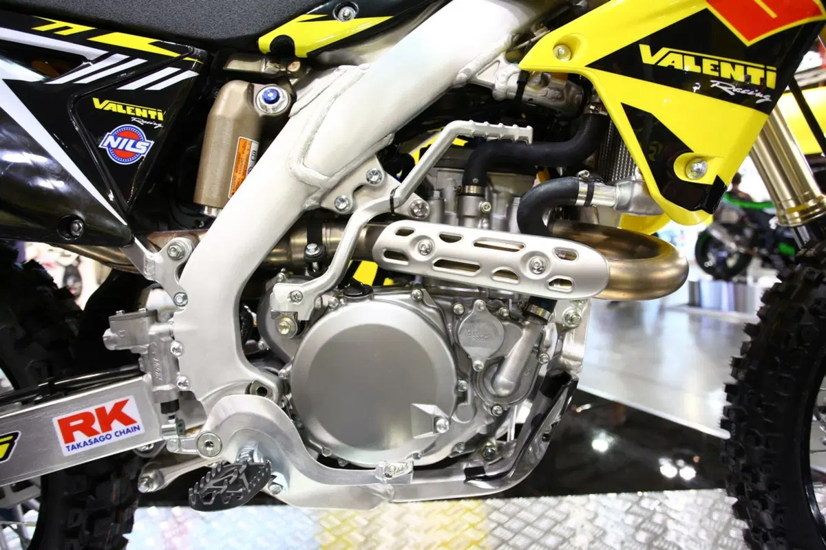 Valenti Racing RME50 e Suzuki RM-Z Special 2017 a Eicma (8)