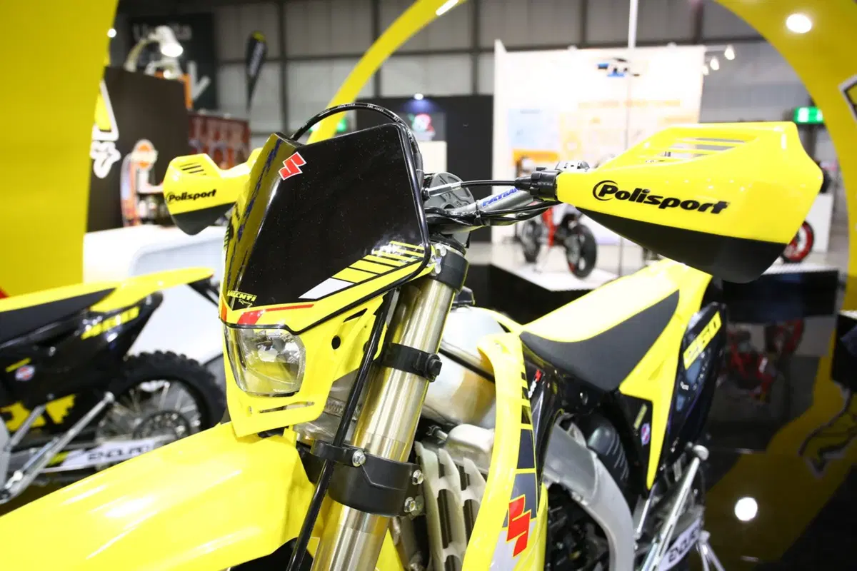 Valenti Racing RME50 e Suzuki RM-Z Special 2017 a Eicma (14)