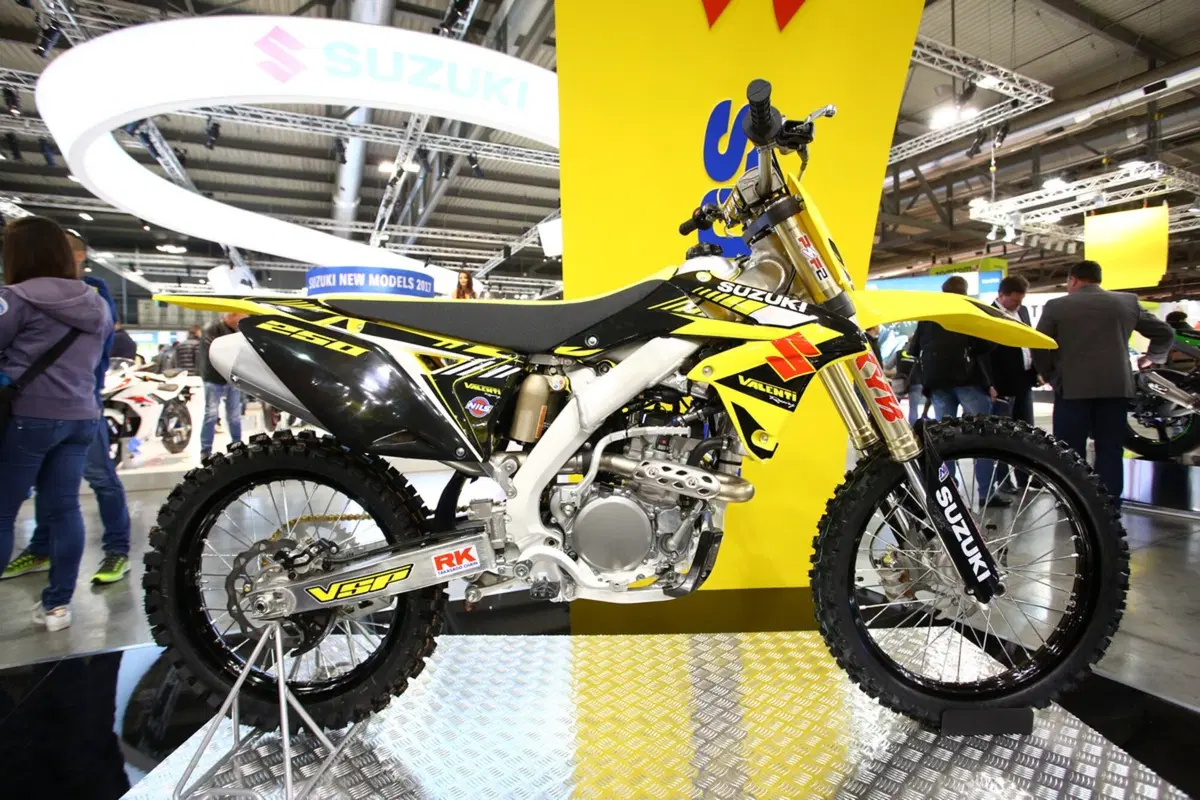 Valenti Racing RME50 e Suzuki RM-Z Special 2017 a Eicma (15)