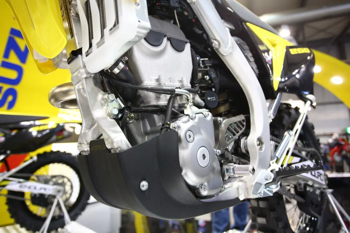 Valenti Racing RME50 e Suzuki RM-Z Special 2017 a Eicma (16)