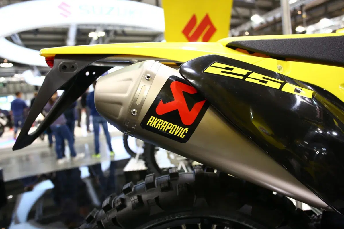 Valenti Racing RME50 e Suzuki RM-Z Special 2017 a Eicma (17)