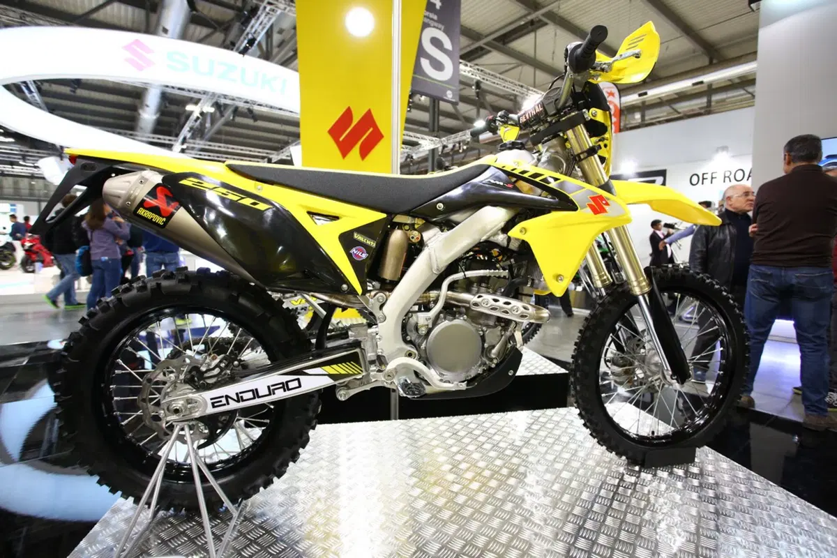 Valenti Racing RME50 e Suzuki RM-Z Special 2017 a Eicma (18)