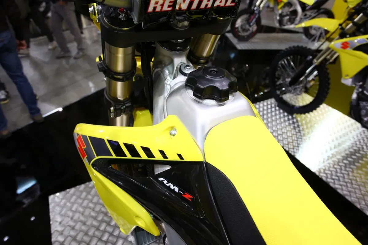 Valenti Racing RME50 e Suzuki RM-Z Special 2017 a Eicma (22)