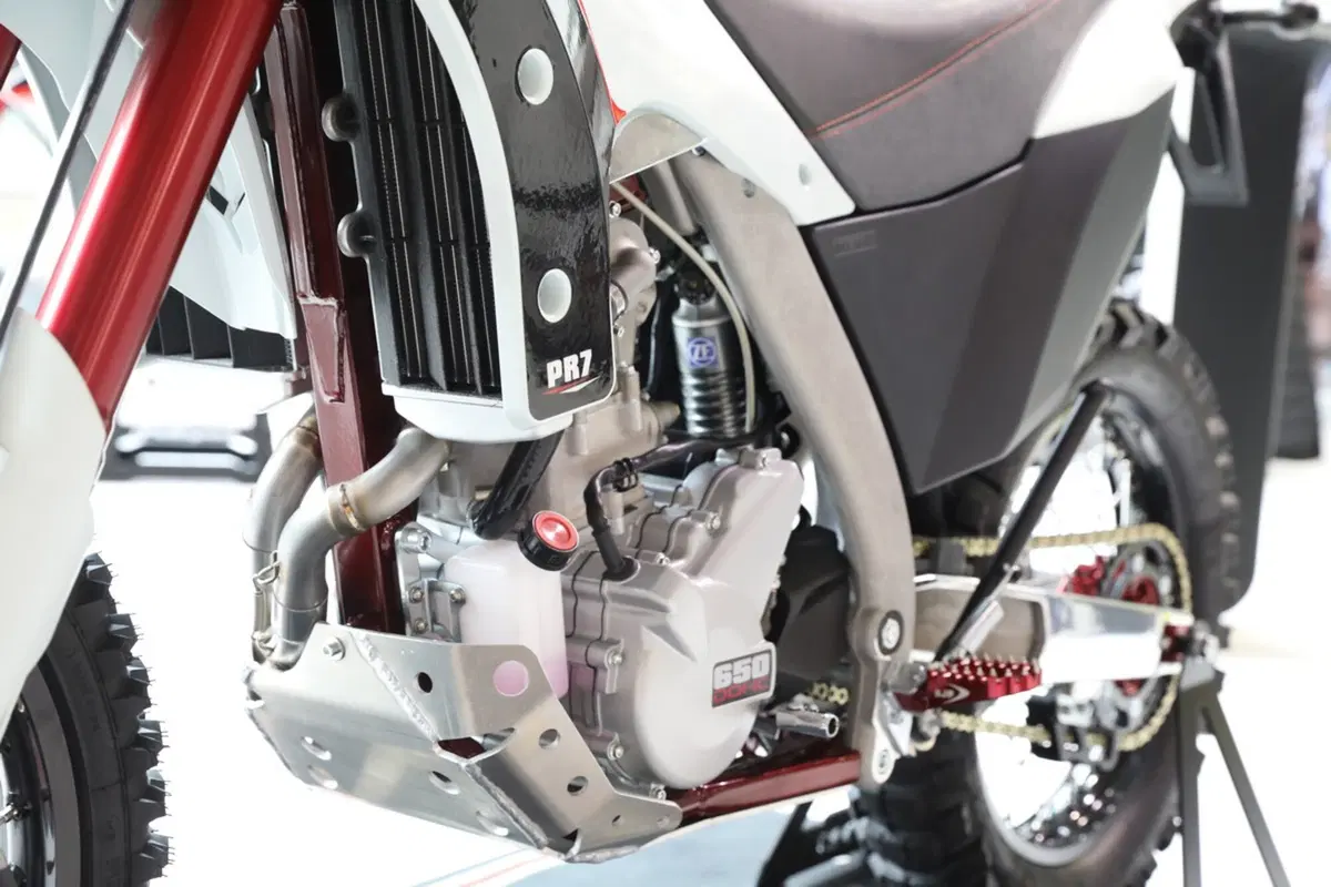 AJP PR7 650 Adventure a Eicma 2016: foto e dati (6)