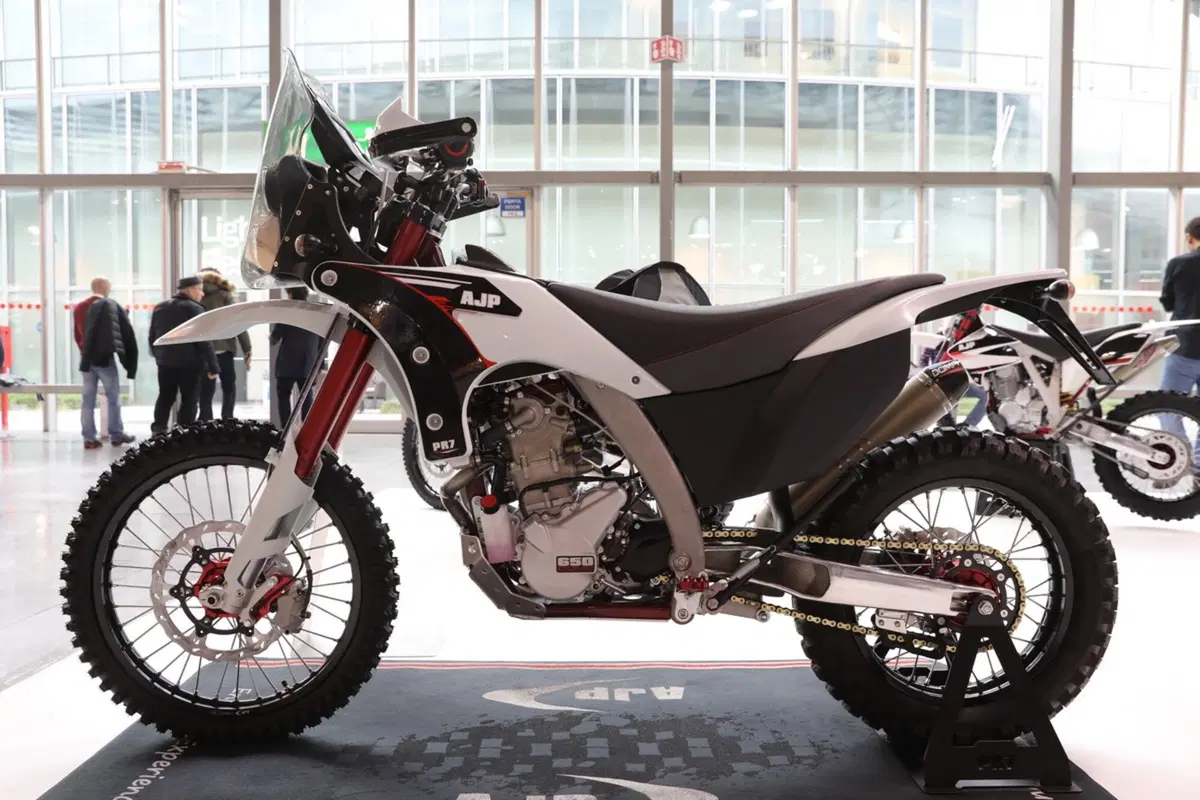 AJP PR7 650 Adventure a Eicma 2016: foto e dati (7)