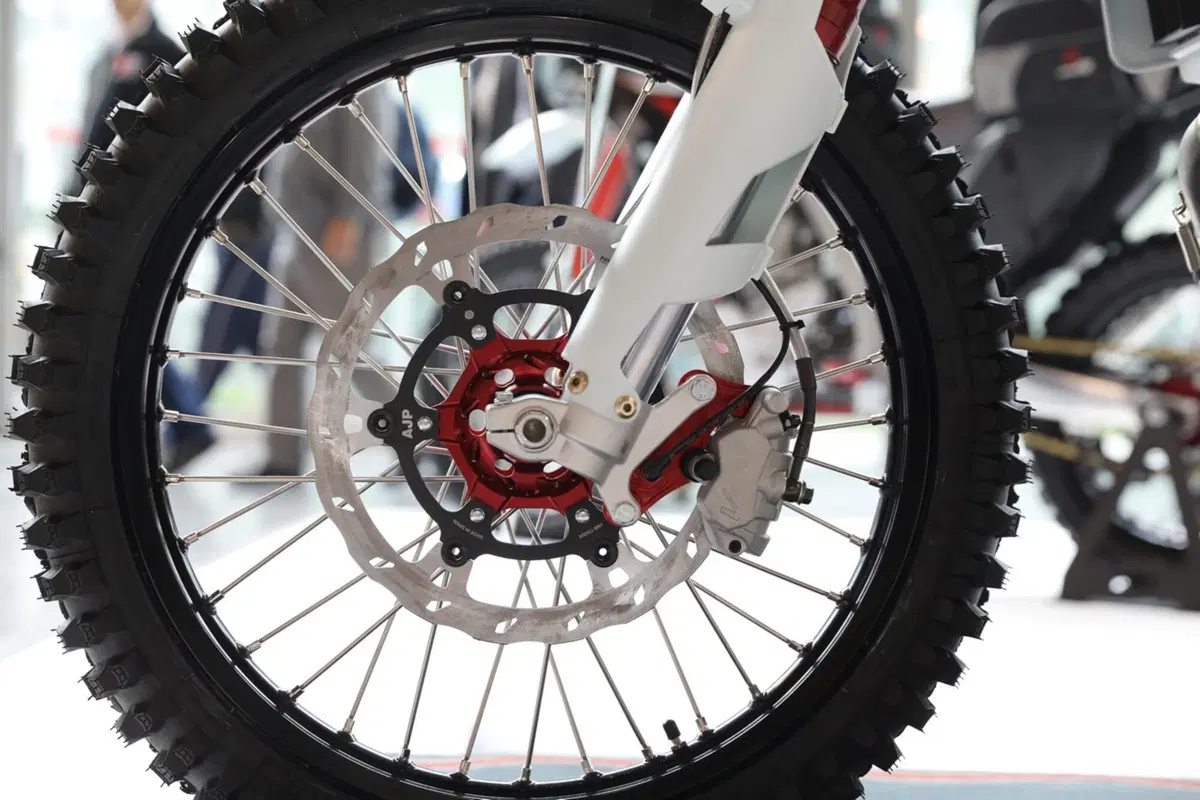 AJP PR7 650 Adventure a Eicma 2016: foto e dati (10)