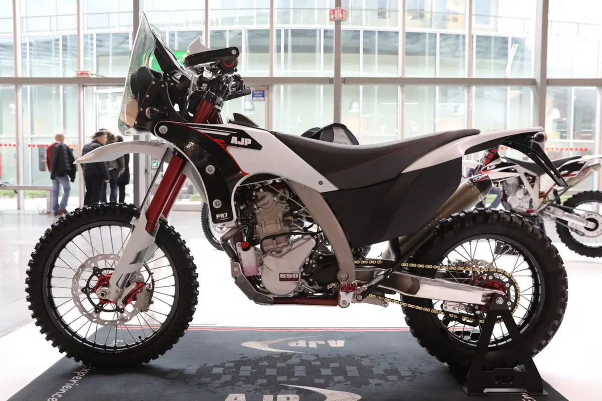 AJP PR7 650 Adventure a Eicma 2016: foto e dati (11)