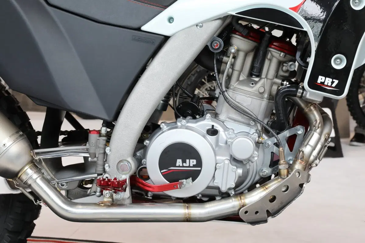AJP PR7 650 Adventure a Eicma 2016: foto e dati (13)