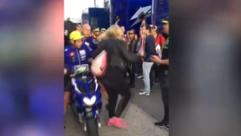 MotoGP. Rossi: "Chiedo scusa alla signora"