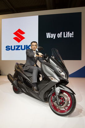 Toshihiro Suzuki in sella al nuovo Burgman 400 presentato ad EICMA