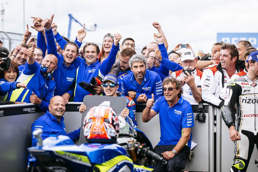 Il team Suzuki festeggia la vittoria nel Gran Premio di Gran Bretagna