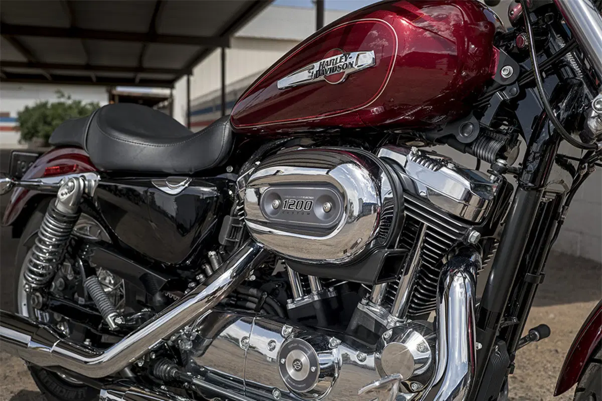 Harley-Davidson Sportster 1200 Custom (2017) - XL 1200C (4)