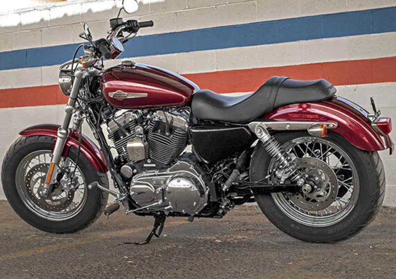 Harley-Davidson Sportster 1200 Custom (2017) - XL 1200C