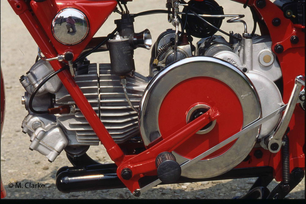 Le Guzzi a cilindro orizzontale e con il tipico volano esterno, costruite per oltre trent’anni in versioni via via migliorate e ammodernate, sono nella leggenda. Questo è il motore di una Astore 500 del 1949