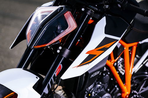 Il nuovo faro anteriore della KTM 1290 Super Duke R 2017