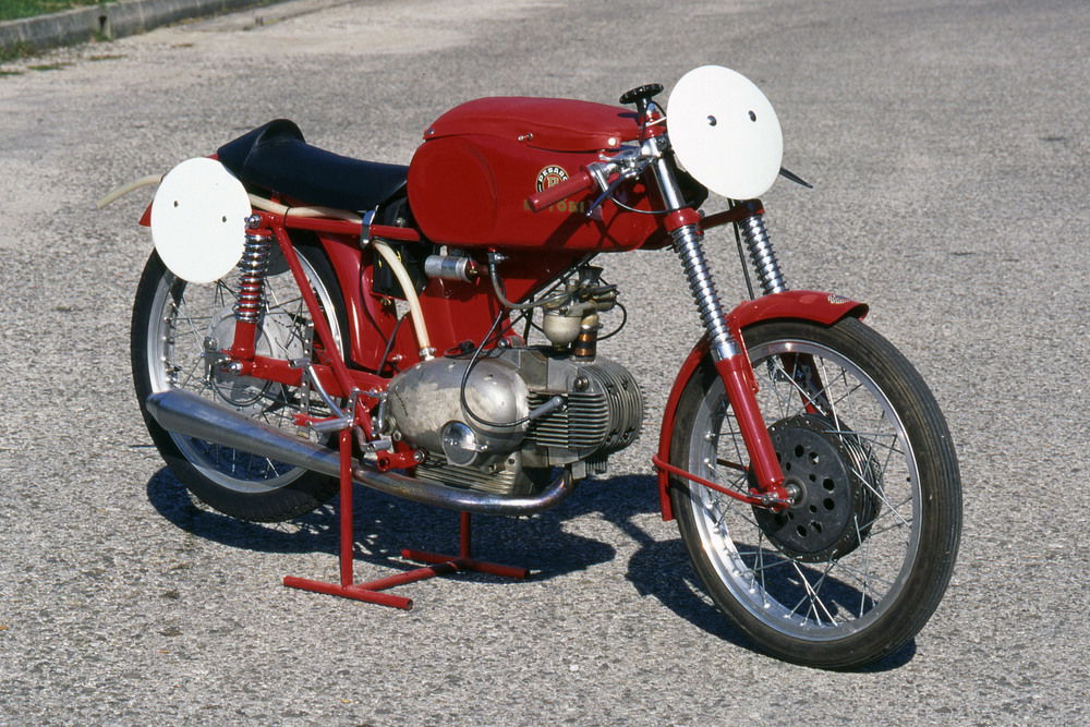 La versione iniziale della Motobi 175 MSDS, qui mostrata, è stata una delle principali protagoniste delle gare per moto juniores sul finire degli anni Cinquanta. La sua rivalità con la Morini Settebello è continuata nel decennio successivo, con versioni via via migliorate