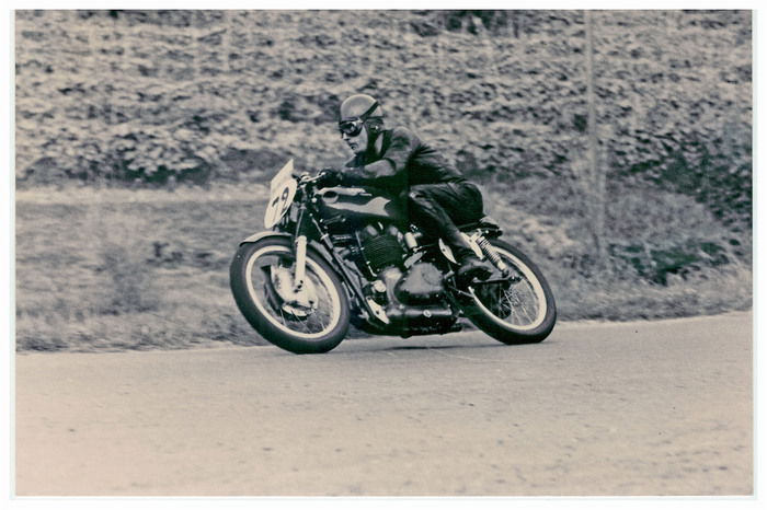 In salita i piloti della 500 usavano anche moto da Gran Premio, ma per la loro classe non c’era ancora un campionato della montagna. Qui vediamo Emanuele Maugliani in mezzo ai vigneti impegnato in una gara laziale con la sua Gilera Saturno