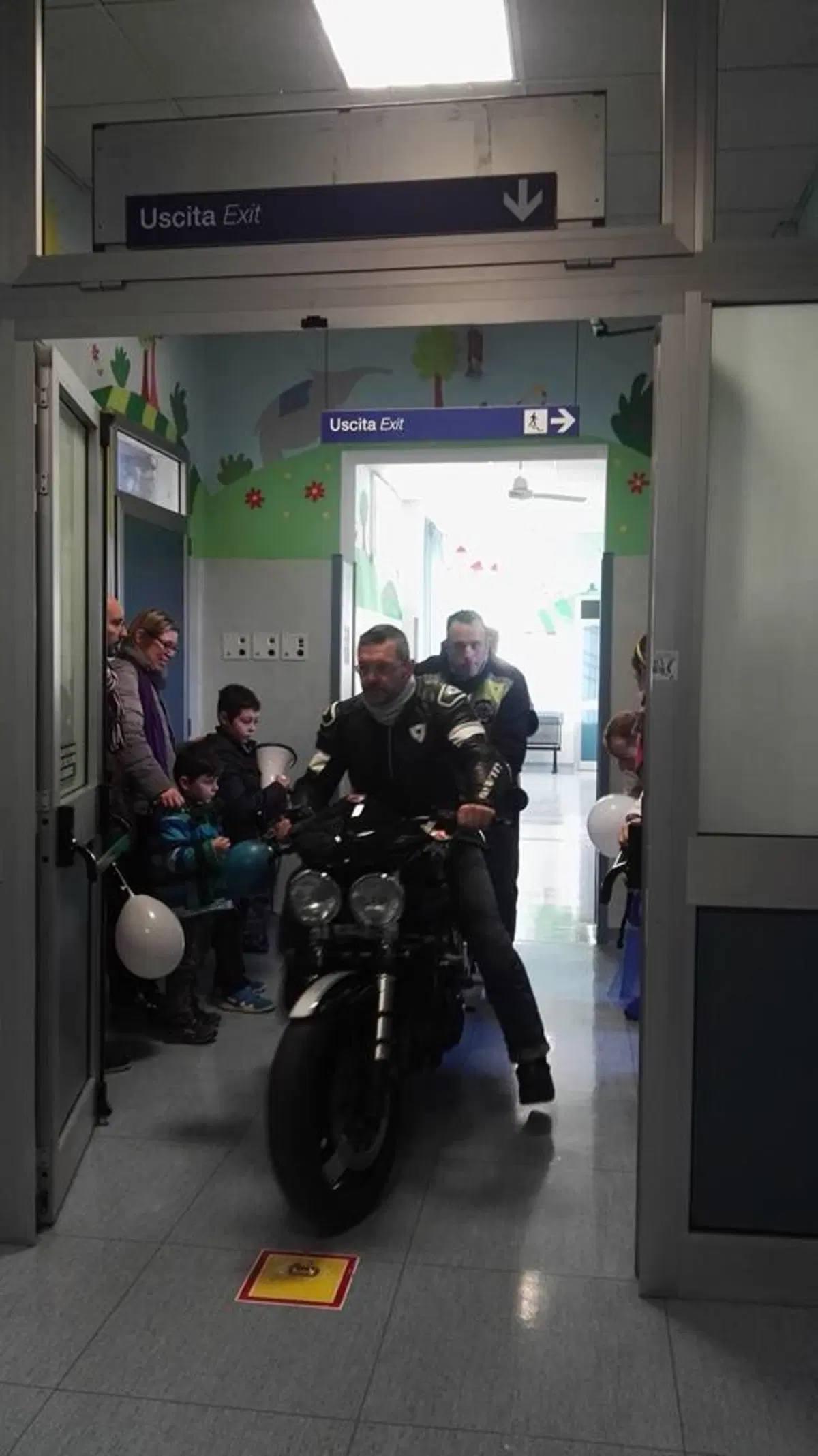 Ridolina porta le moto negli ospedali di Lucca e Pisa  (12)