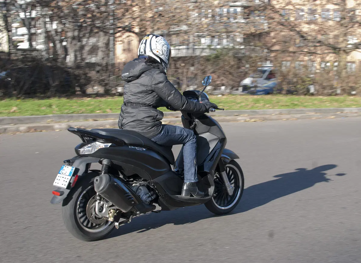 Piaggio Beverly 300 by Police (3)