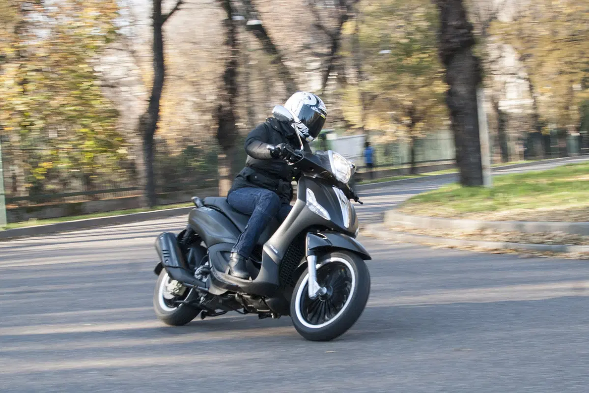 Piaggio Beverly 300 by Police (2)