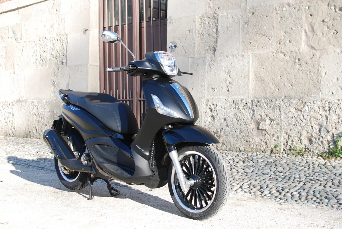 Piaggio Beverly 300 by Police (11)