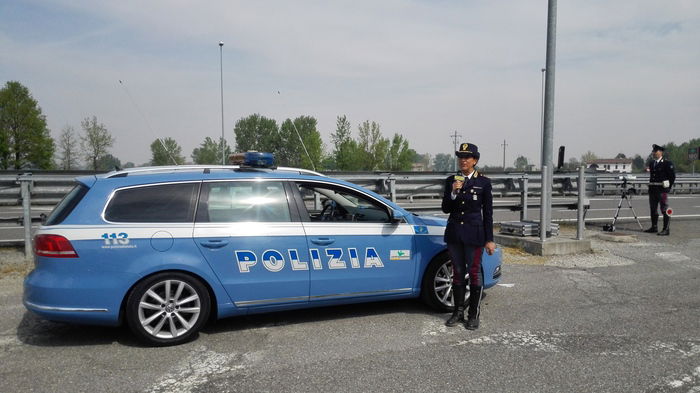 Una postazione mobile dell'Autovelox della Polizia Stradale sulla A21