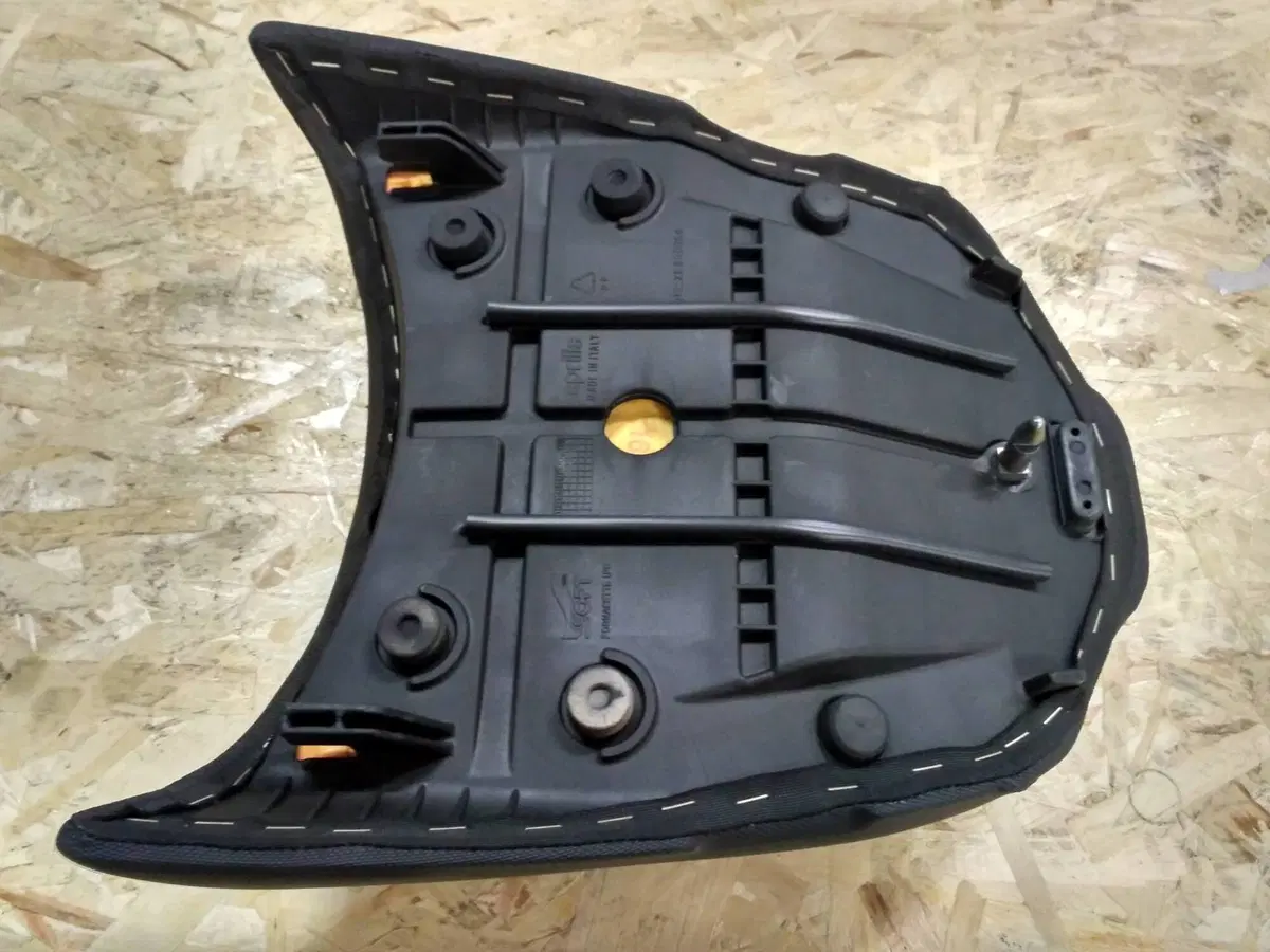 SELLA PASSEGGERO Aprilia Caponord (AP8129251) (2)
