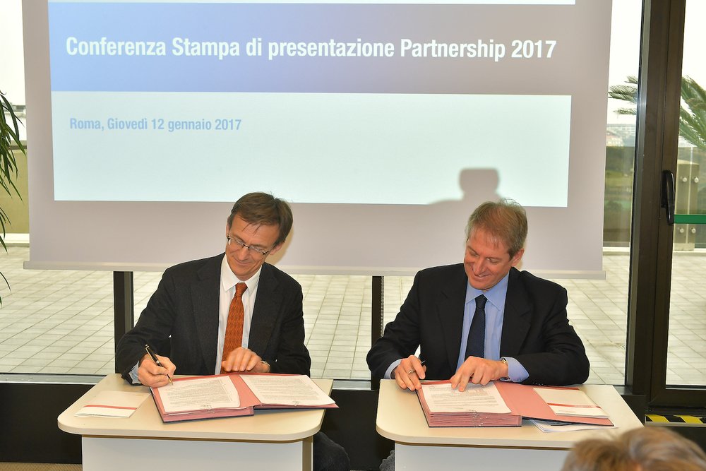 La firma dell&#039;accordo tra Gregoire Natta (a sinistra) e Giovanni Copioli