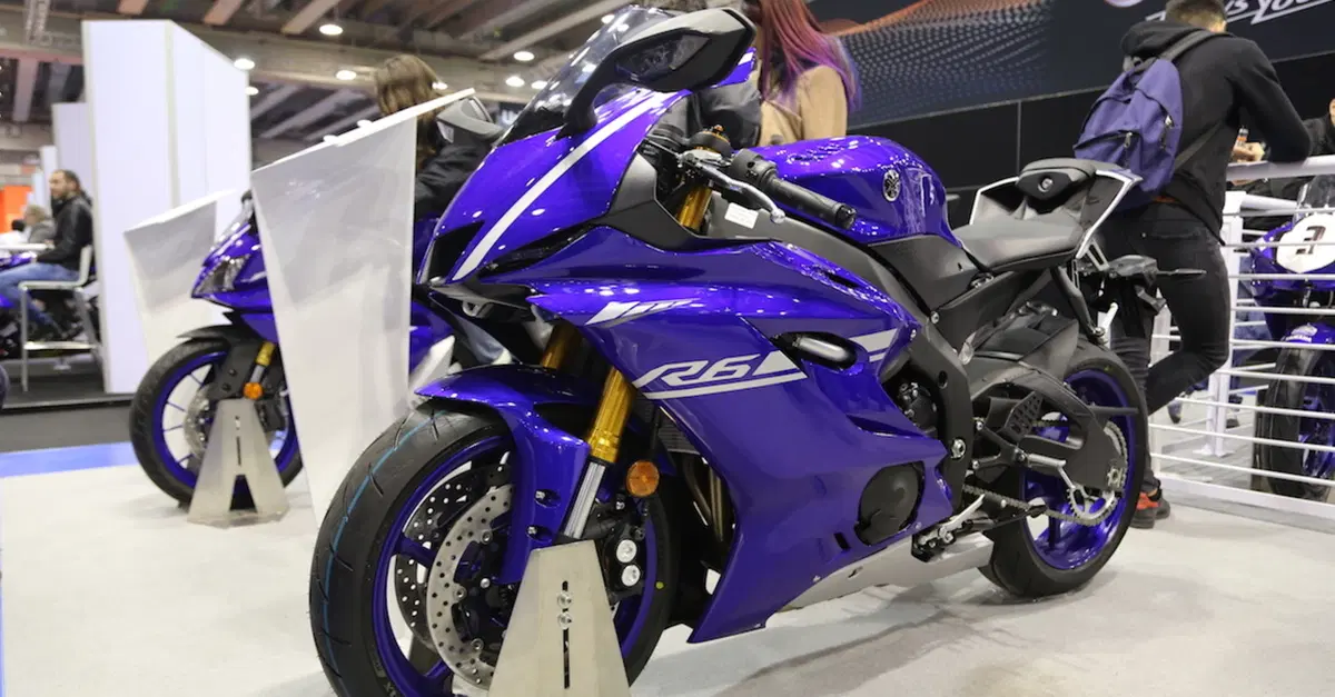 Prezzi e arrivi di Yamaha YZF-R6 e TMAX 2017