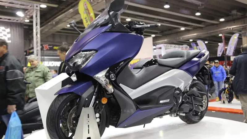 Prezzi e arrivi di Yamaha YZF-R6 e TMAX 2017
