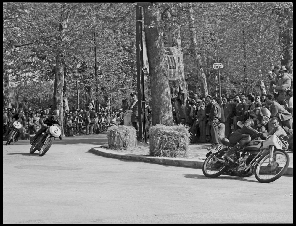 Per diversi anni il circuito di Faenza, sul quale si correva con moto da GP, è stato di grande importanza nel panorama nazionale. In questa foto del 1953 la Morini di Zinzani è al comando nella gara delle 125. Il pubblico è ammassato ai bordi dell’asfalto…