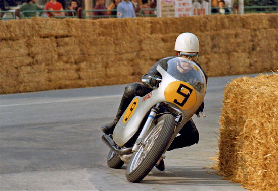 Spaggiari con la Ducati 500 bicilindrica in azione durante una gara romagnola nel 1971. Le balle di paglia non mancano, ma ormai i circuiti cittadini non sono più adeguati alle moto da GP… (foto cortesemente fornita da Gianni Perrone)