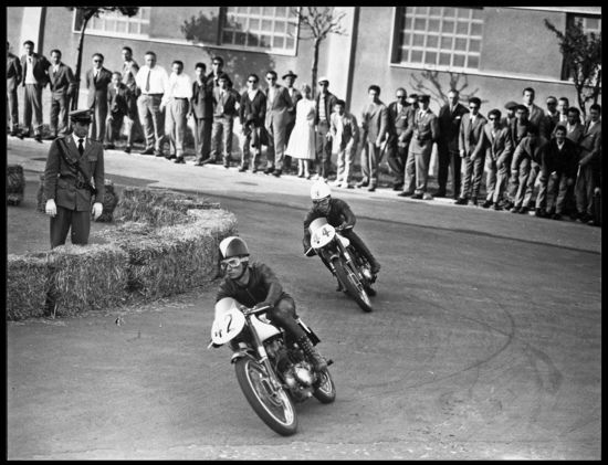 Le Morini Settebello di Zubani e Tassinari durante la gara delle 175 di Formula 3 (derivate dalla serie) a Busto Arsizio nel 1958. Le balle di paglia dovrebbero essere all’esterno piuttosto che all’interno della curva…