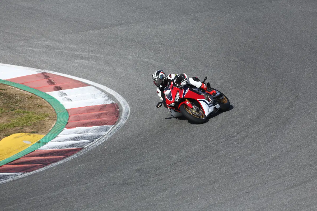 Honda CBR 1000RR Fireblade / Fireblade SP (9)