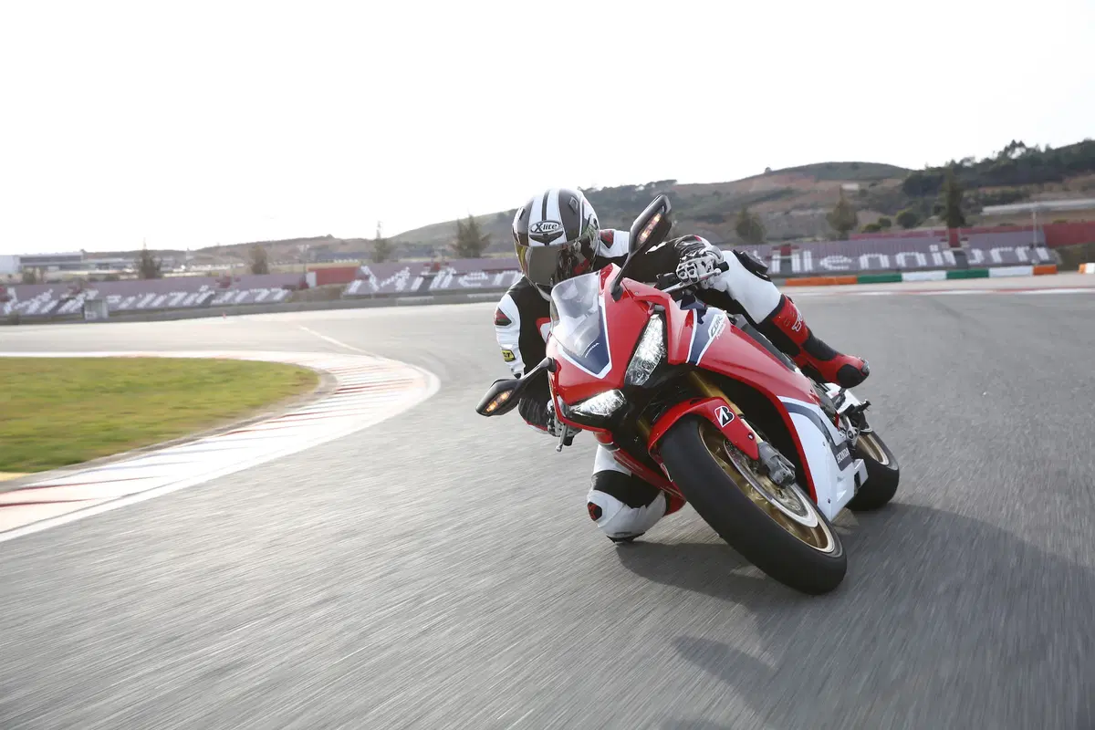 Honda CBR 1000RR Fireblade / Fireblade SP (10)