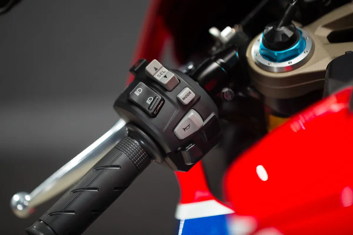Honda CBR 1000RR Fireblade / Fireblade SP (27)