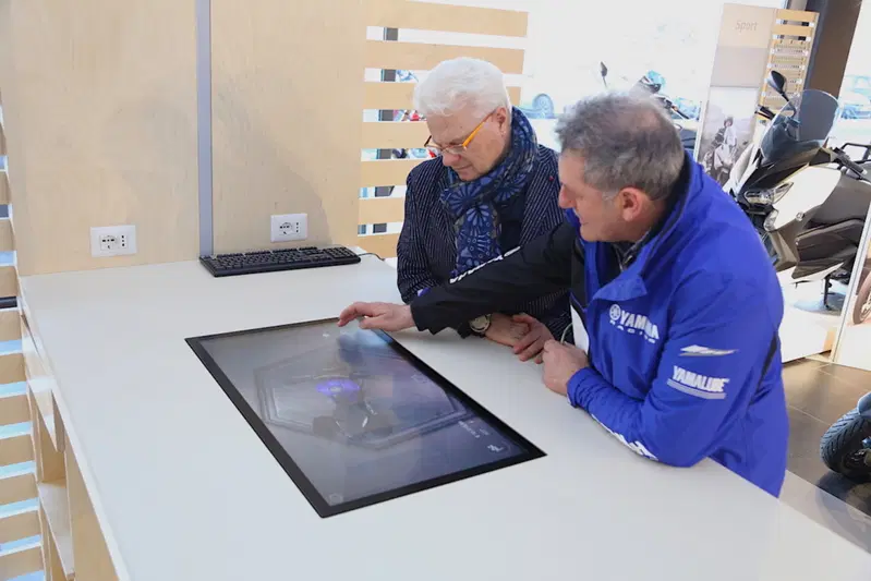 Il configuratore montato in un'isola apposita, ovviamente con illuminazione studiata appositamente