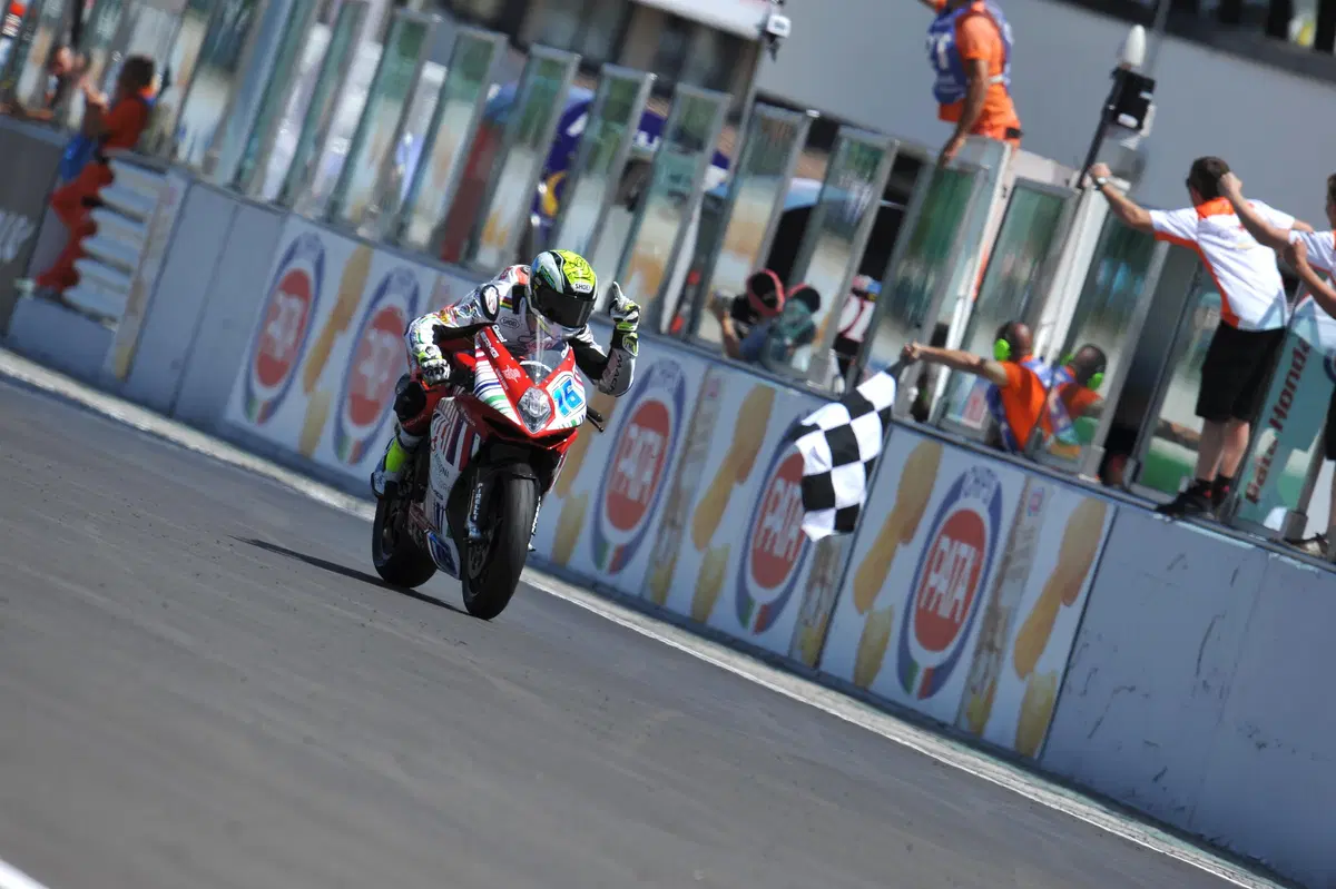 MV Agusta F3 RC vince a Misano con Missoni (4)
