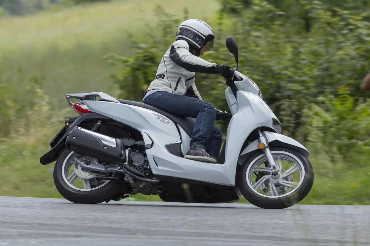Honda SH300i ABS (2)