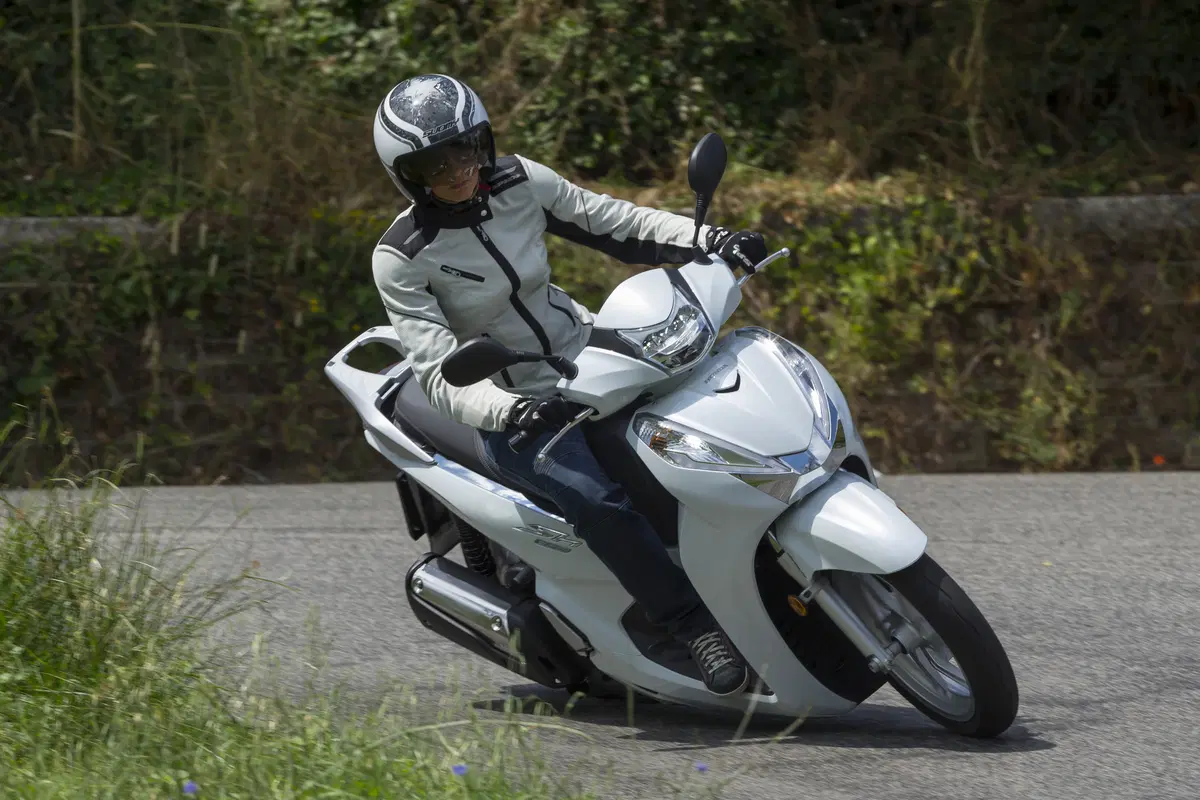 Honda SH300i ABS (3)