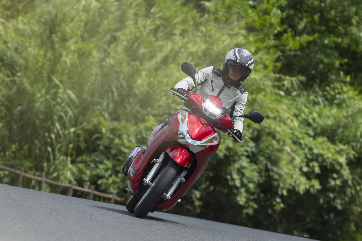 Honda SH300i ABS (4)