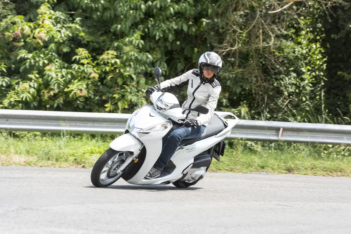 Honda SH300i ABS (7)