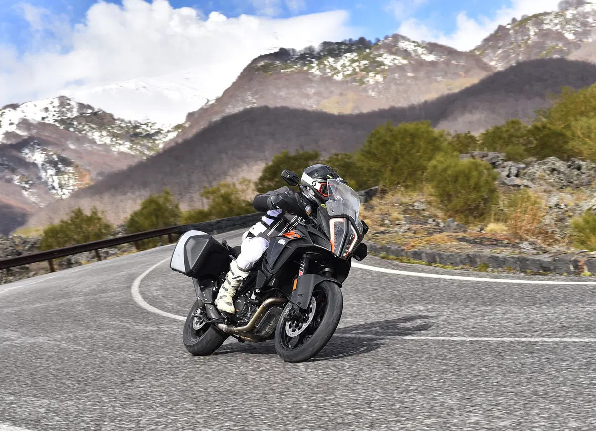 KTM 1290 SuperAdventure S. Maxienduro spaziale (2)